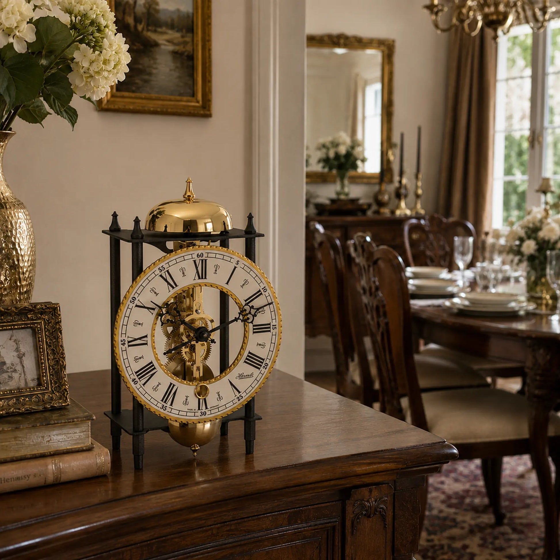 Reloj de mesa mecánico con cúpula dorada, base negra y esfera abierta