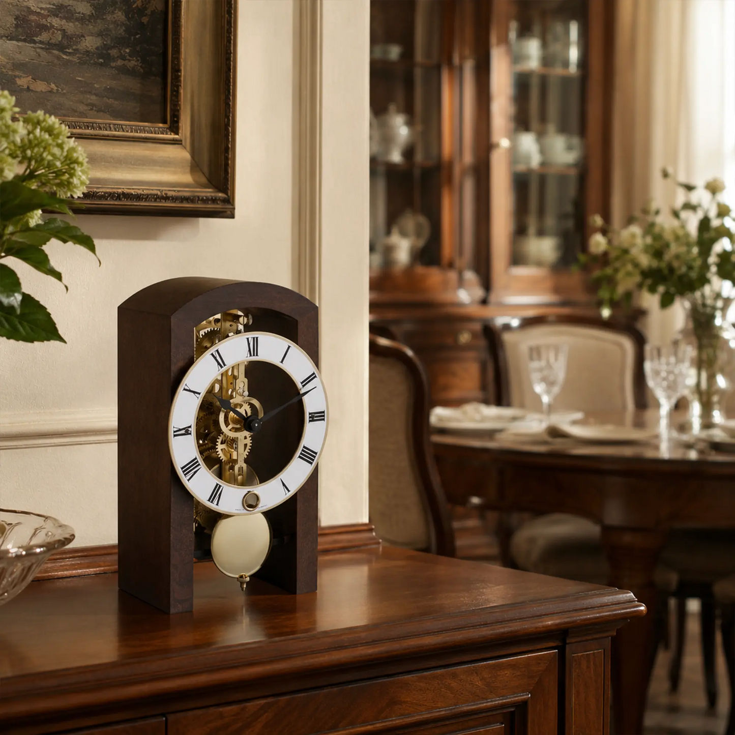 Reloj de mesa en caja de madera oscura con mecanismo de latón visible y regulador de péndulo