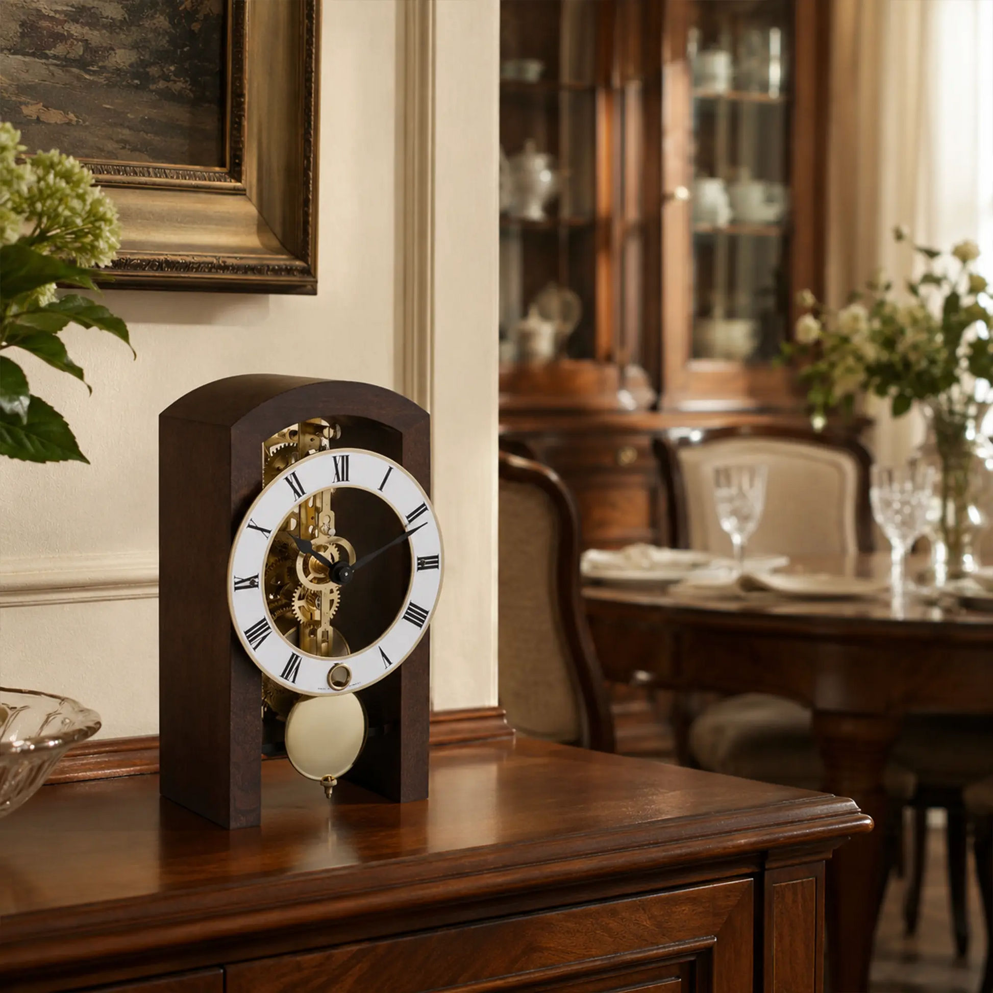 Reloj de mesa en caja de madera oscura con mecanismo de latón visible y regulador de péndulo
