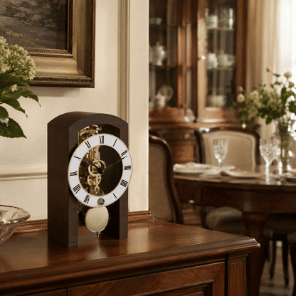 Reloj de mesa en caja de madera oscura con mecanismo de latón visible y regulador de péndulo