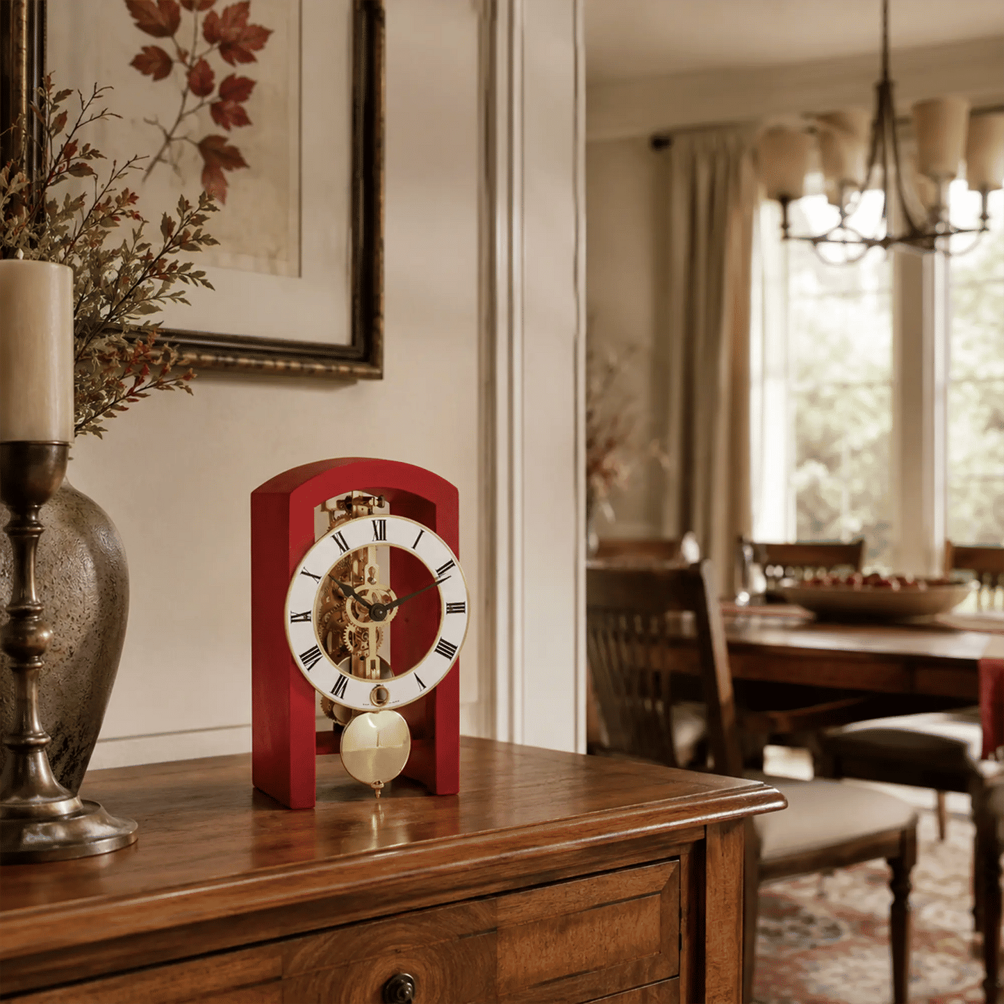 Reloj de mesa rojo sobre cómoda de madera con esfera redonda y péndulo en forma de bola
