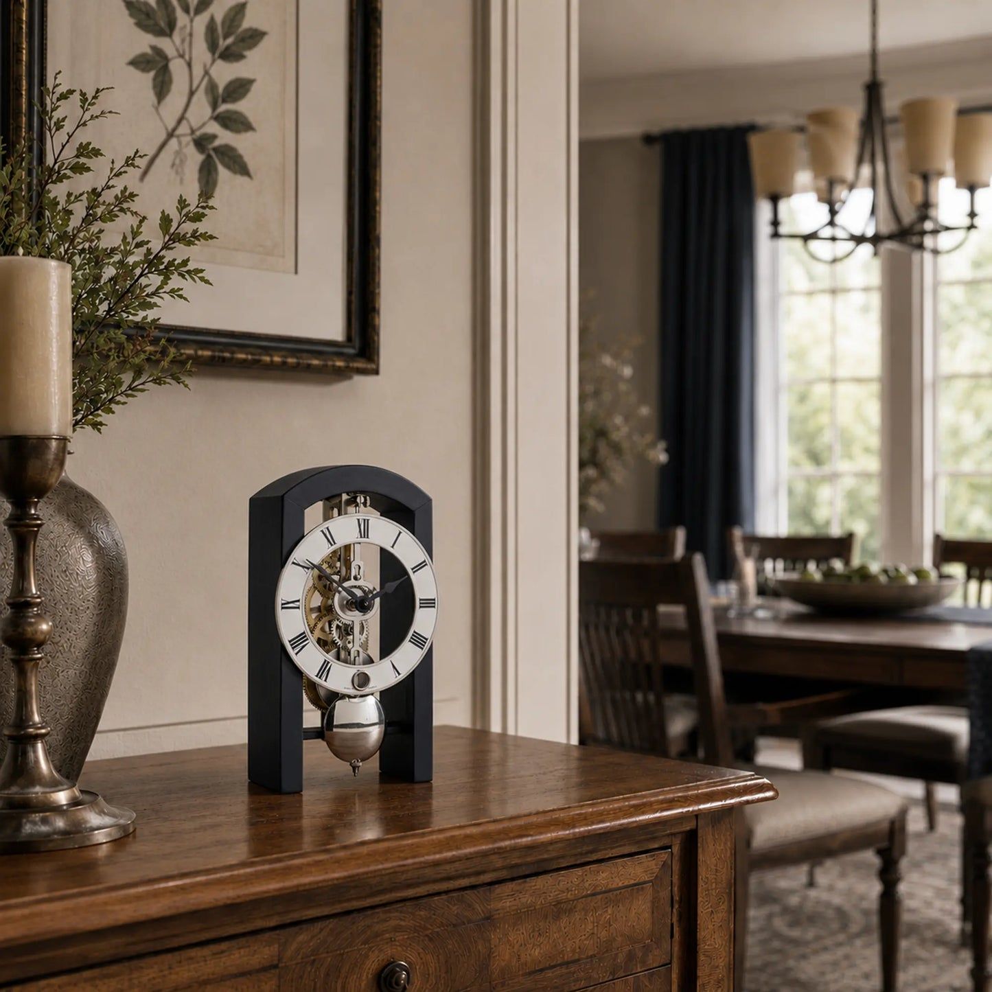 Reloj de mesa azul marino con esfera blanca y péndulo visible en la base