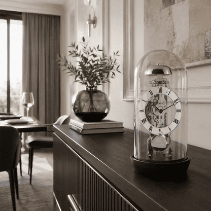 Reloj de mesa bajo cúpula de cristal con movimiento esquelético mecánico y esfera romana, base negra