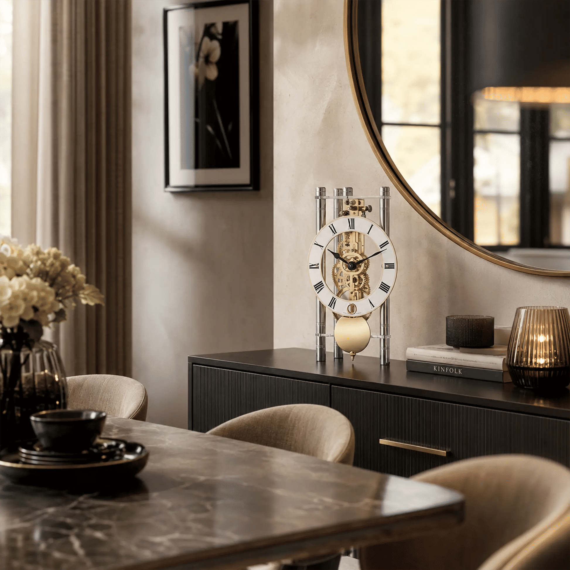 Reloj de mesa mecánico con estructura transparente, esfera oscilante y movimiento visible, números romanos