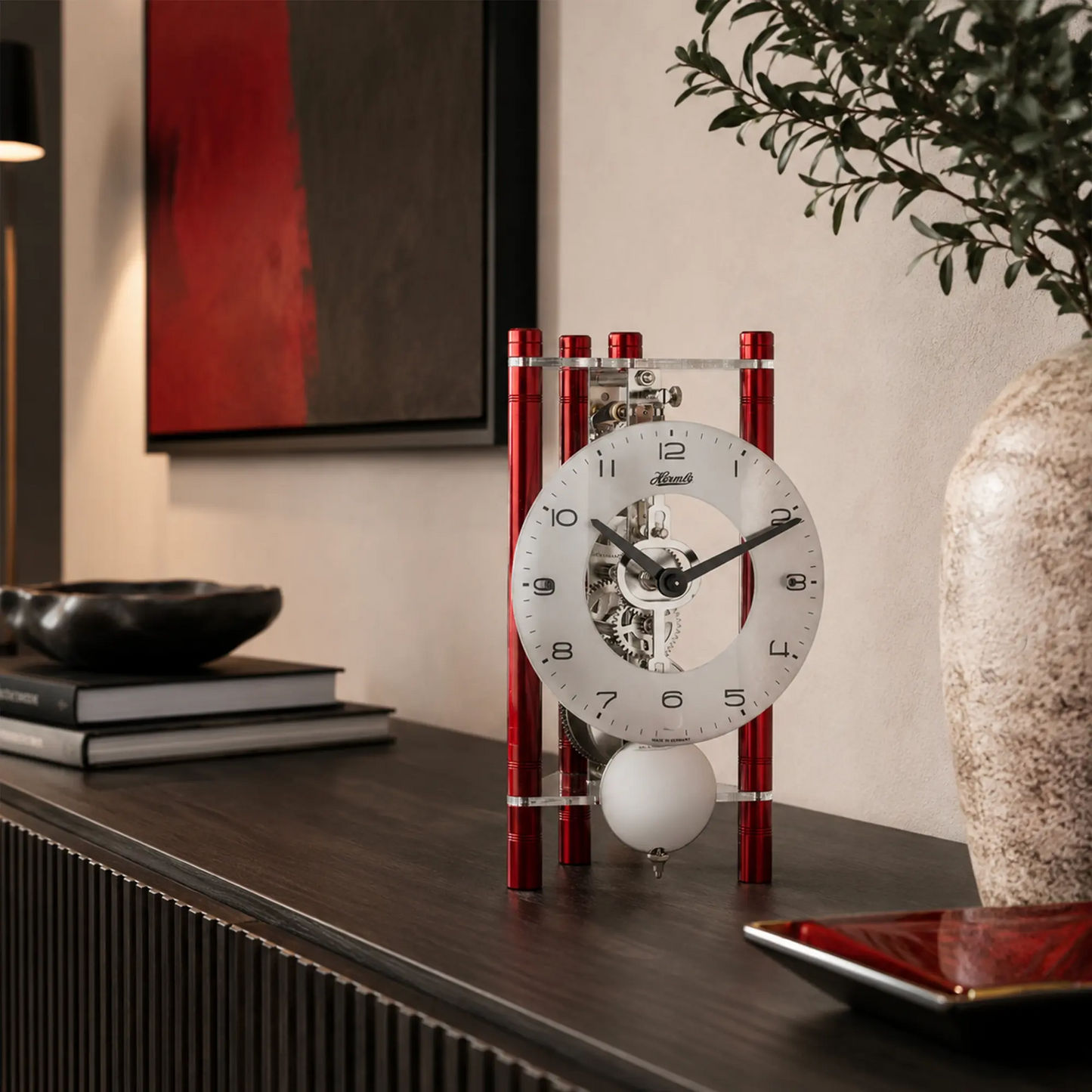 Reloj de mesa esqueleto con esfera redonda blanca, manecillas negras y barras rojas