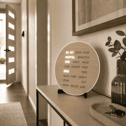 Runde LED-Wortanzeige Uhr an der Wand, Holzoptik mit leuchtender Schrift