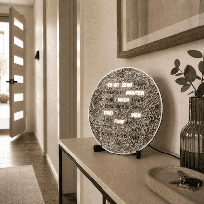 AMS LED-Wortuhr auf Ablage, rundes gesprenkeltes Zifferblatt mit LED-Text