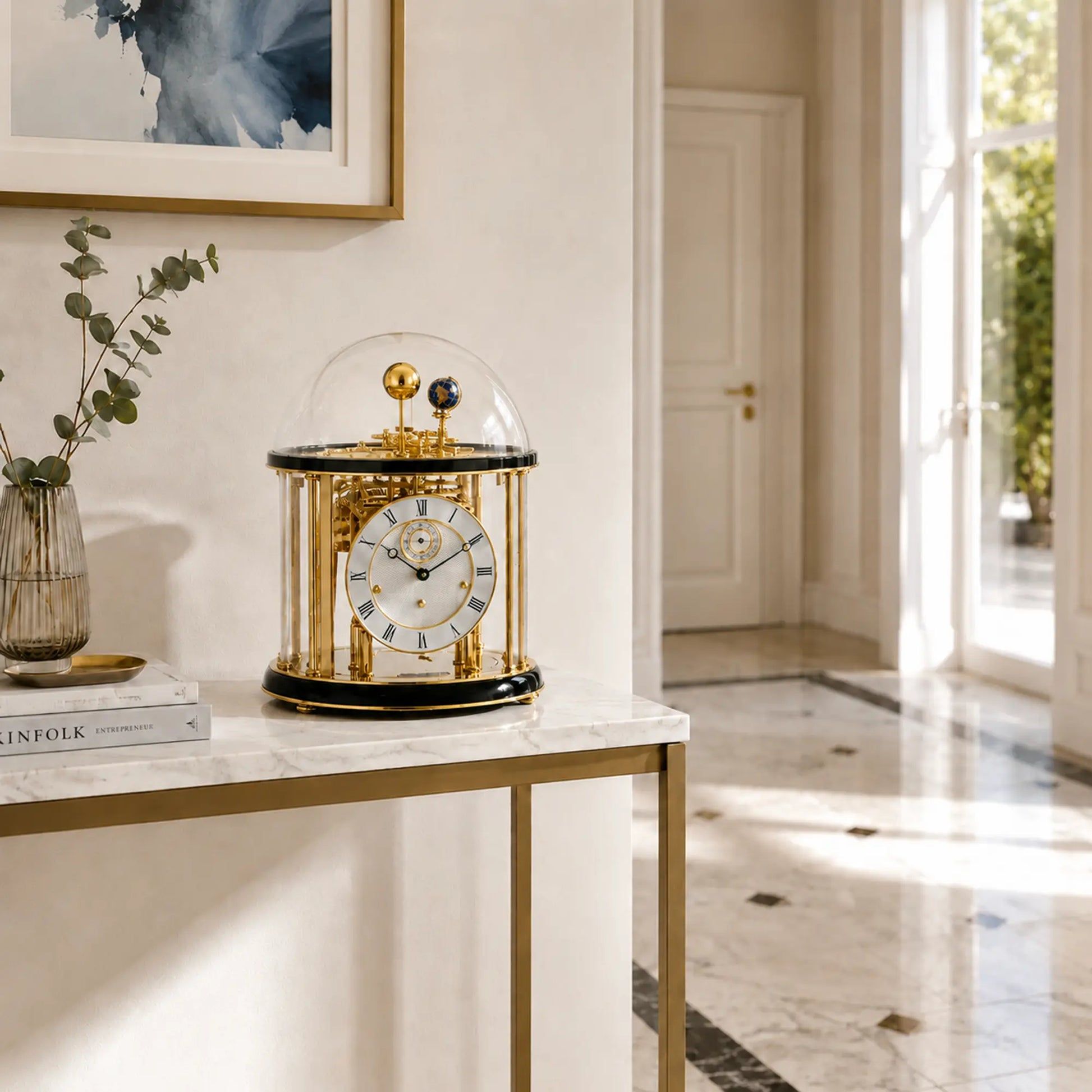 Reloj de mesa con cúpula de cristal y marco dorado, esfera blanca, base negra