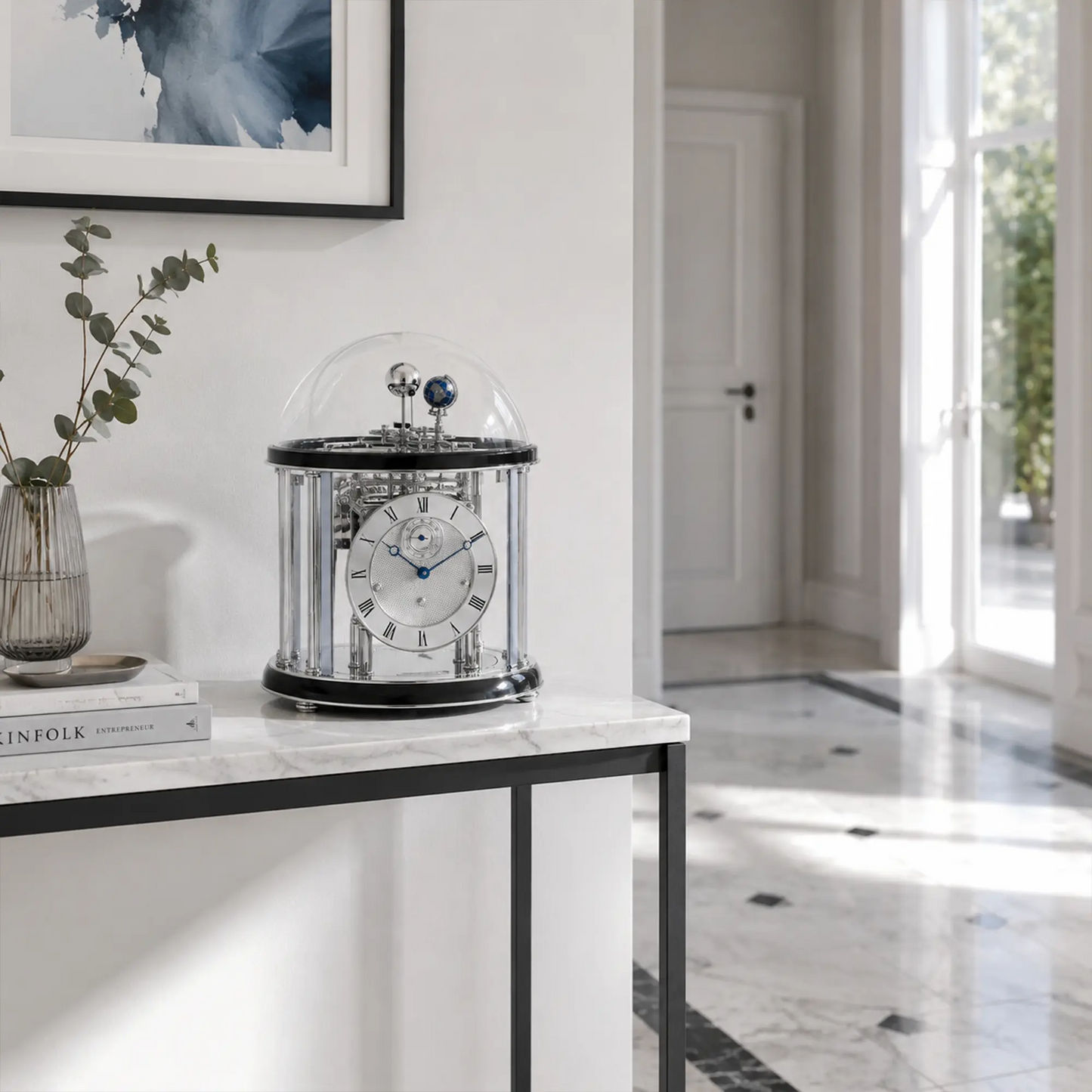 Reloj de mesa con campana de cristal y esfera blanca sobre base de piedra clara