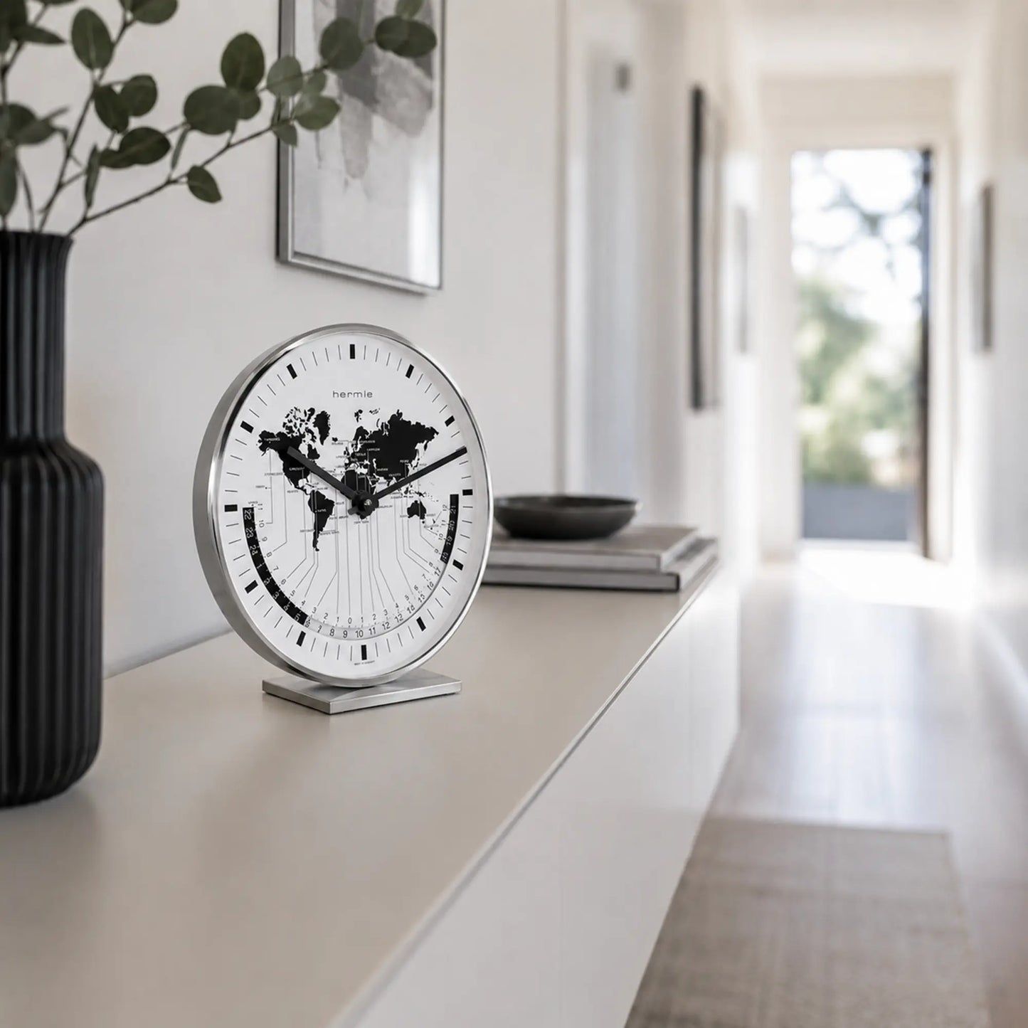 Reloj de mesa metálico con mapa del mundo en esfera blanca y manecillas negras