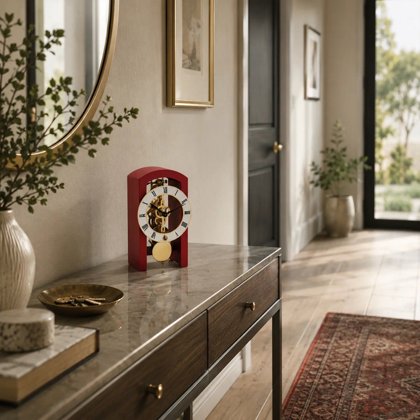 Reloj de mesa rojo en entorno de pasillo sobre placa de piedra, esfera con péndulo y manecillas