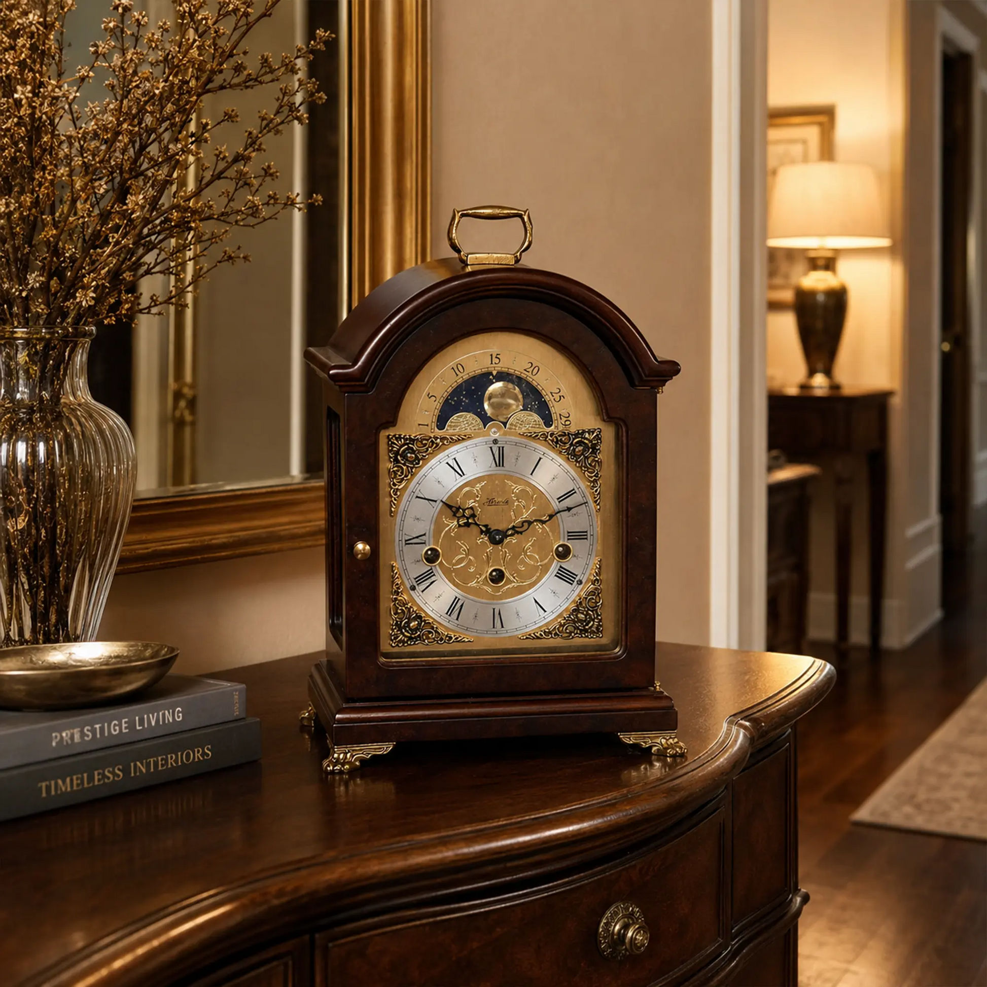 Reloj de mesa de madera con indicador de fases lunares y borde decorativo dorado sobre base de madera