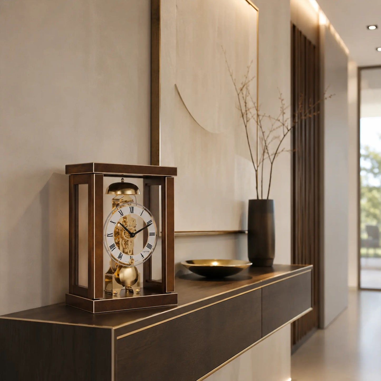Reloj de mesa con carcasa de madera, esfera redonda y unidad de accionamiento en color dorado
