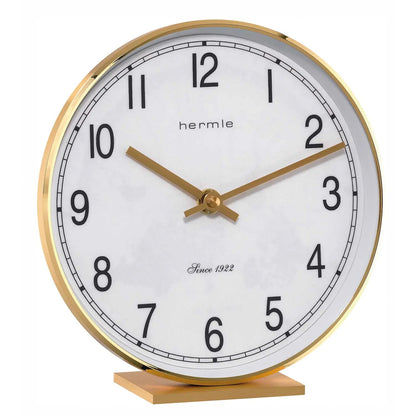 Reloj de mesa con esfera blanca, manecillas doradas y marco de latón sobre base de madera