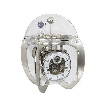 Reloj de mesa con campana de cristal transparente y mecanismo plateado, caja redonda de metal