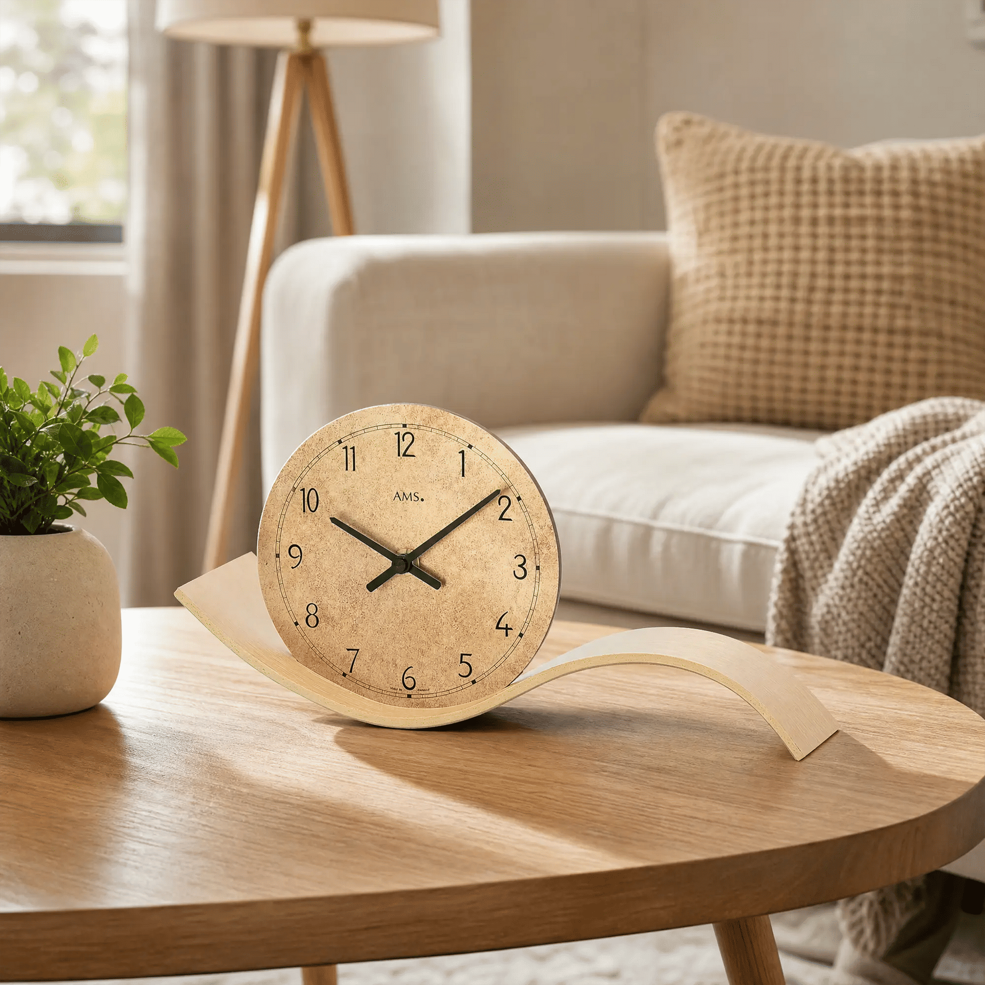 Tischuhr mit beigem Zifferblatt, schwarzen Zeigern und Holzgehäuse auf Tisch