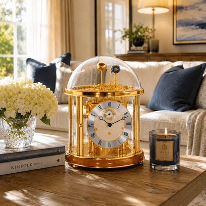 Reloj de mesa dorado con cúpula de cristal, esfera blanca y pomos redondos de tornillo