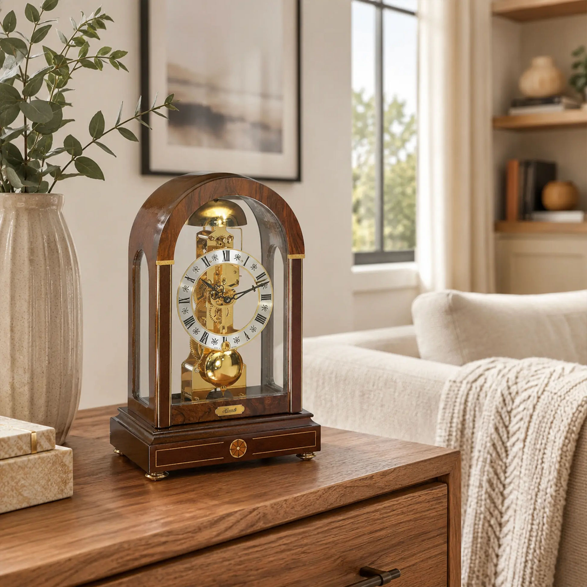 Reloj de mesa de madera sobre mesa de madera, arco de cristal, mecanismo de reloj dorado con números romanos