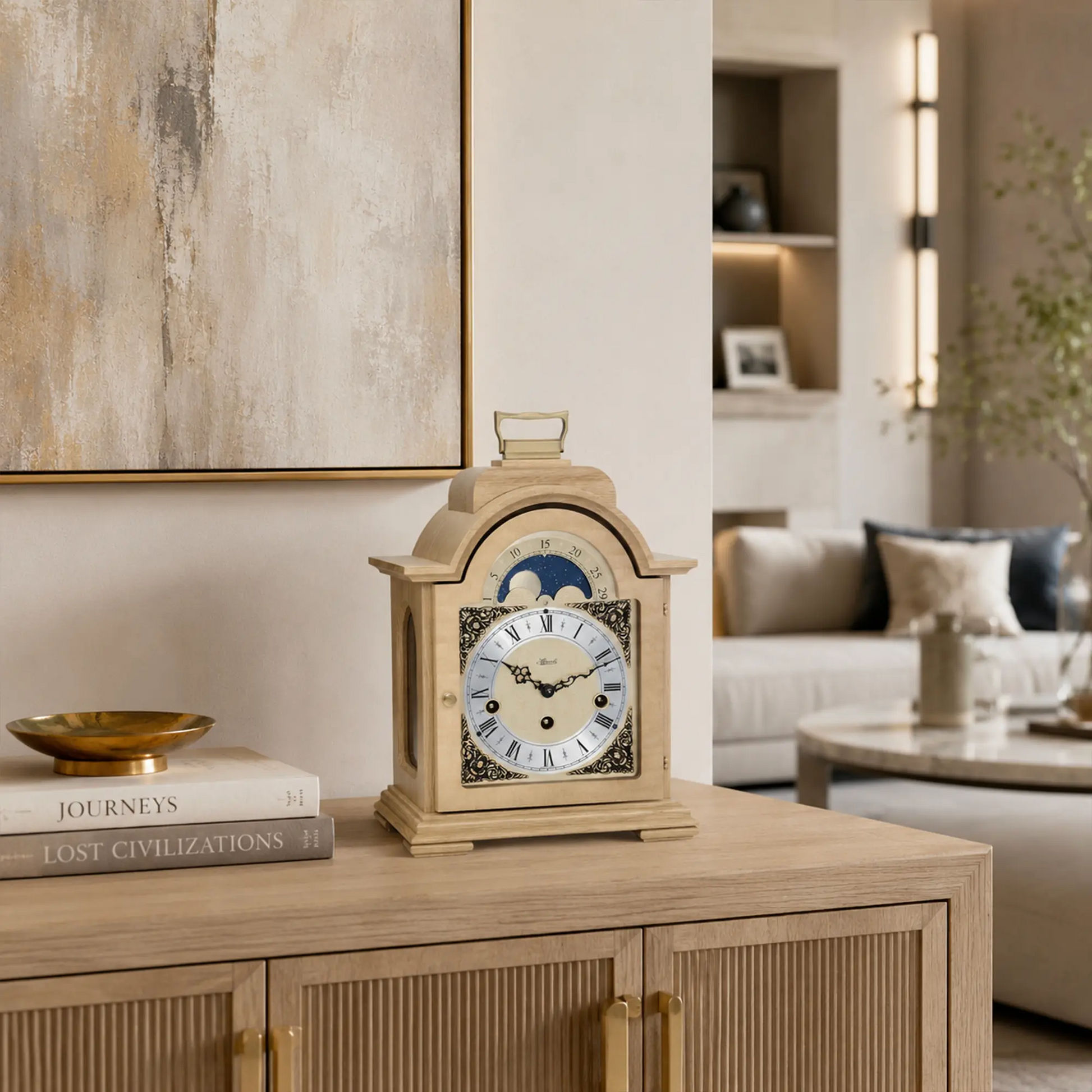 Reloj de mesa de madera clara con esfera redonda, números romanos e indicador de fases lunares