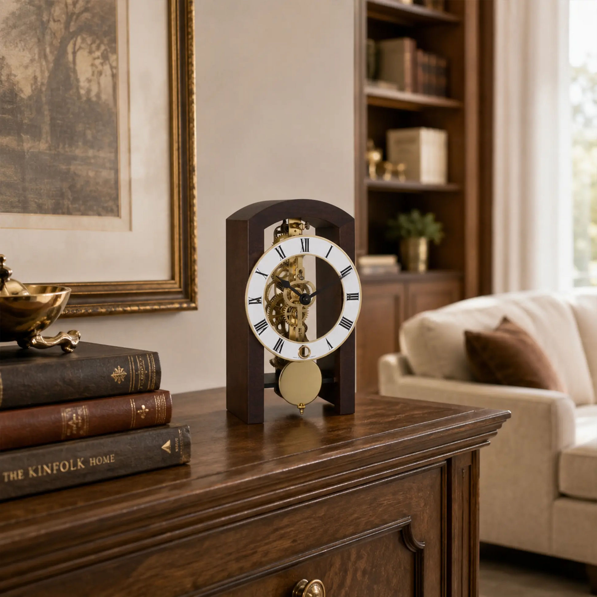 Reloj de mesa en caja de madera oscura con esfera grande, números romanos y rueda de latón