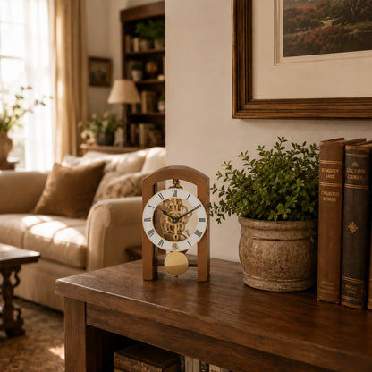 Reloj de mesa de madera con movimiento mecánico de esqueleto, péndulo y números romanos