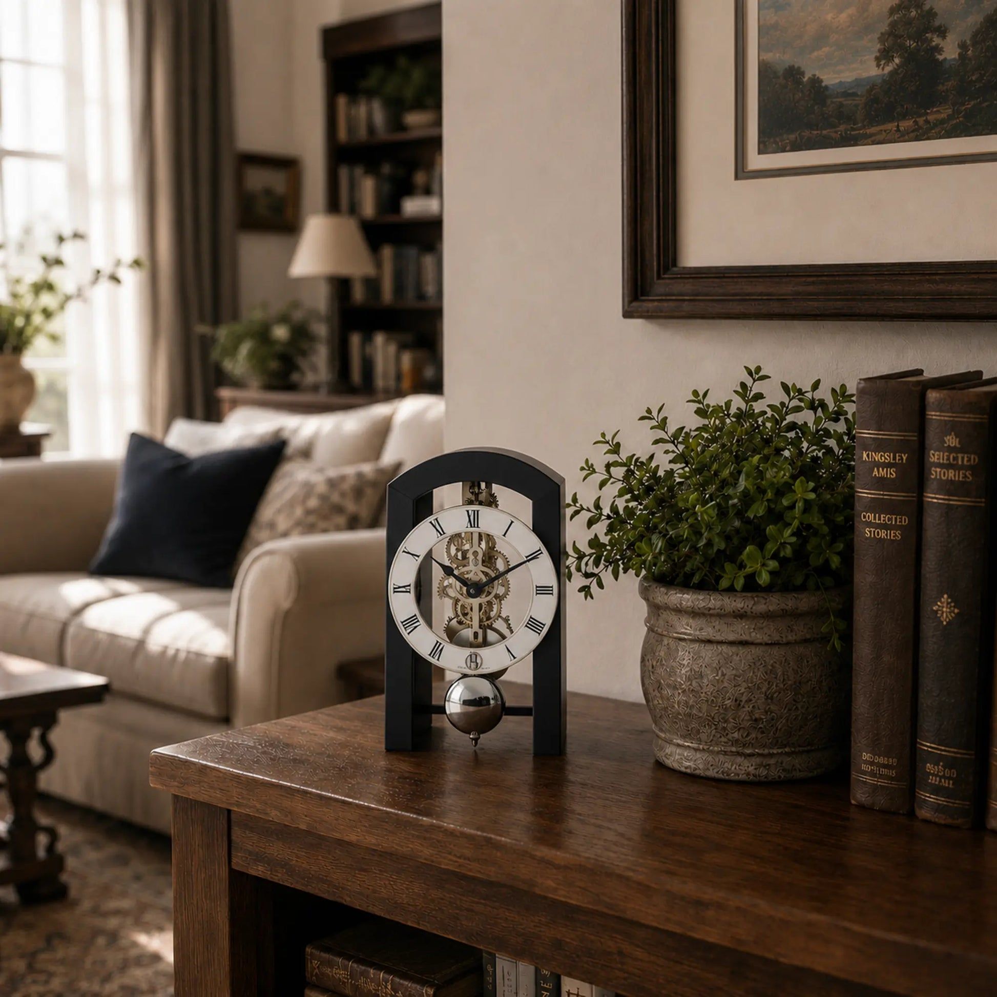 Reloj de mesa de madera oscura con esfera redonda, números romanos y mecanismo visible