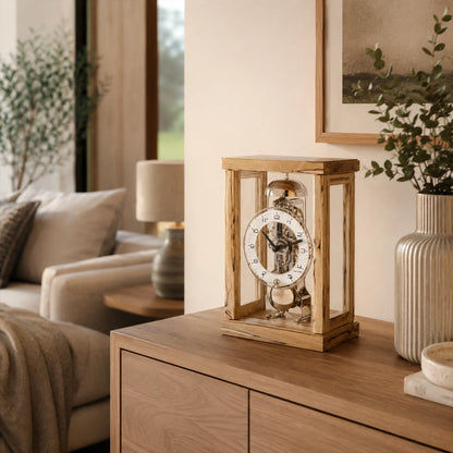 Reloj de mesa de madera en marco de cristal con movimiento mecánico expuesto y esfera redonda