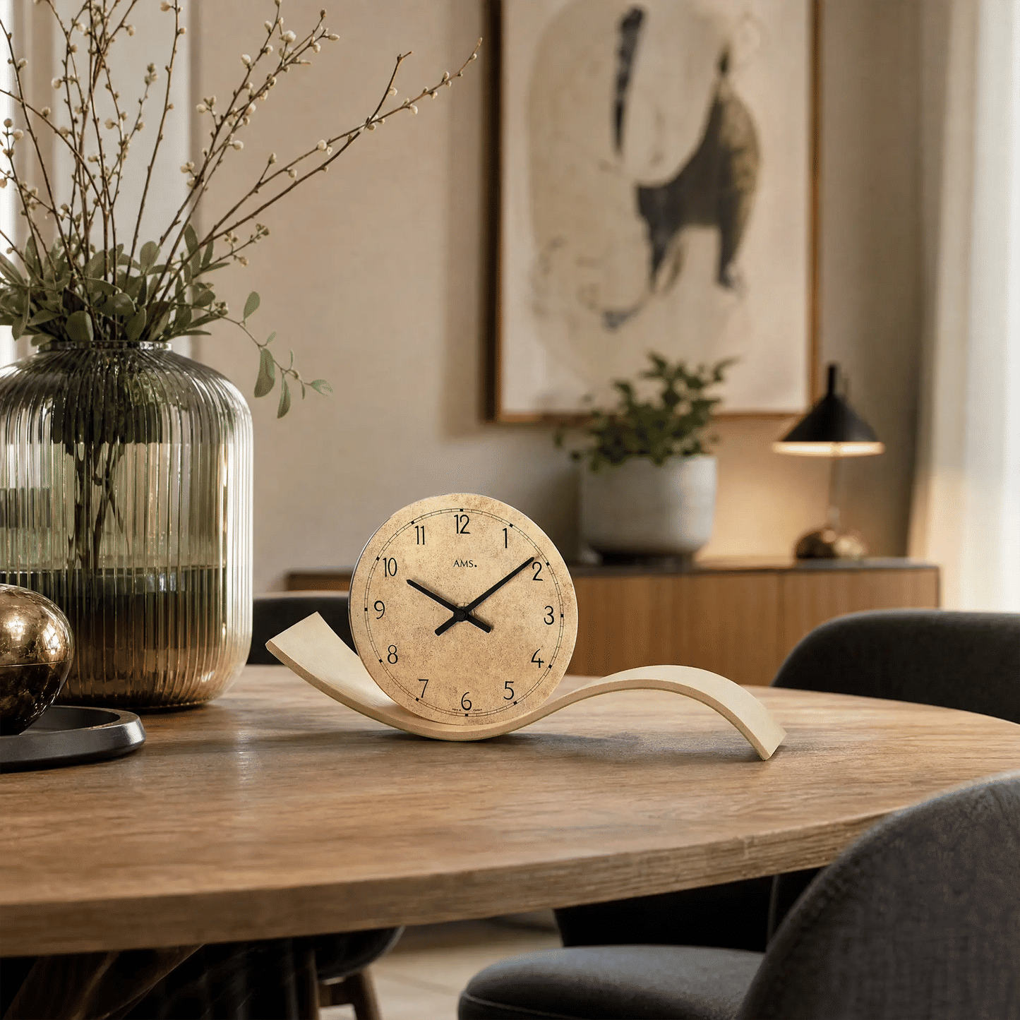 Tischuhr auf Sideboard: rundes Zifferblatt mit schwarzen Zeigern und Holzgehäuse
