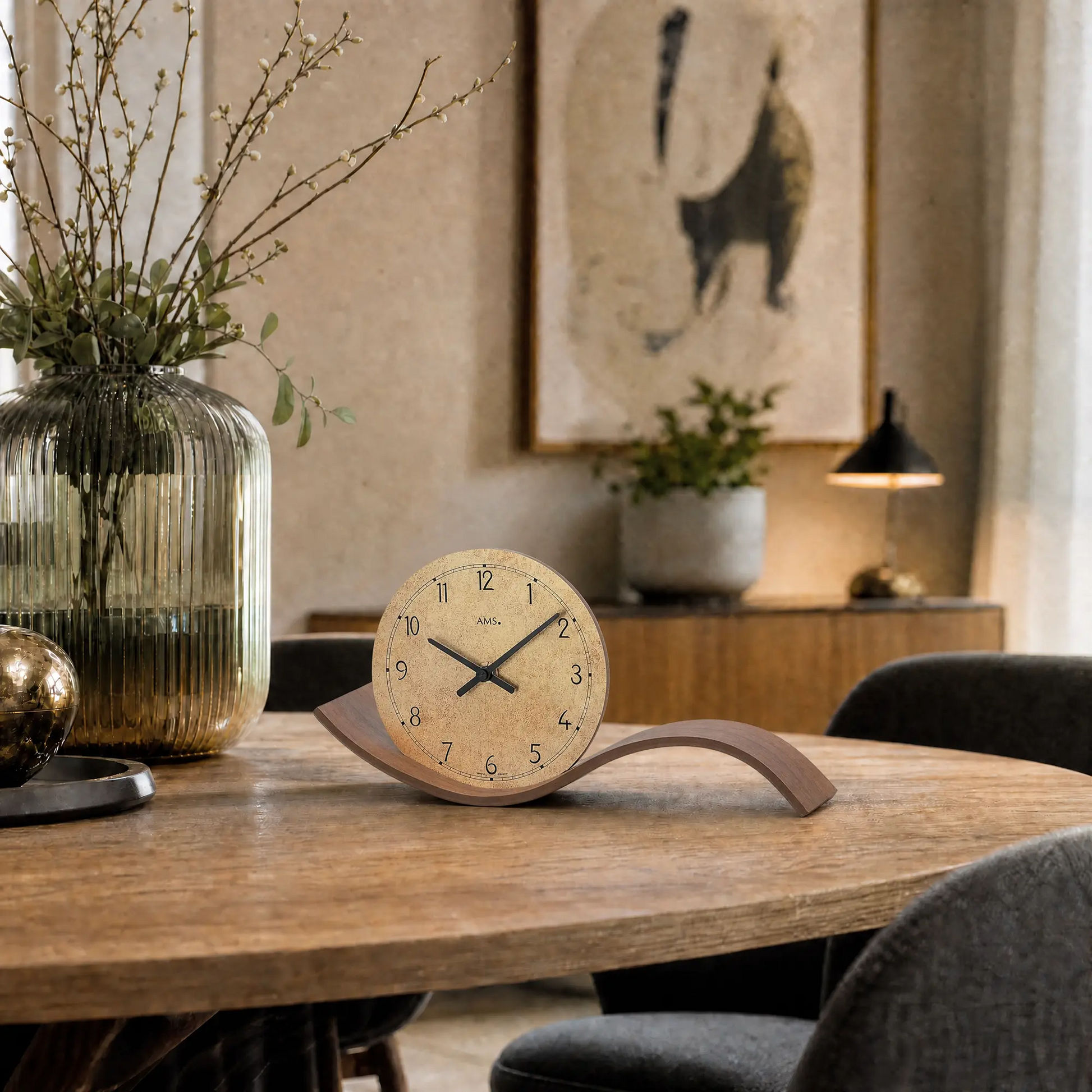 Tischuhr mit Quarzwerk, Holzgehäuse Nussbaum und rundem Zifferblatt auf Konsole