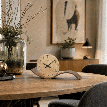 Tischuhr mit Quarzwerk, Holzgehäuse Nussbaum und rundem Zifferblatt auf Konsole