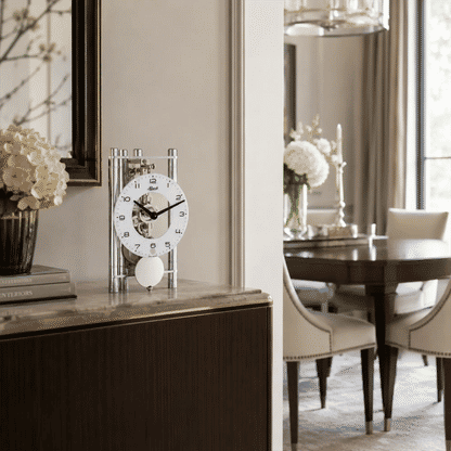 Reloj de mesa con esqueleto de aluminio, esfera blanca y botón de péndulo