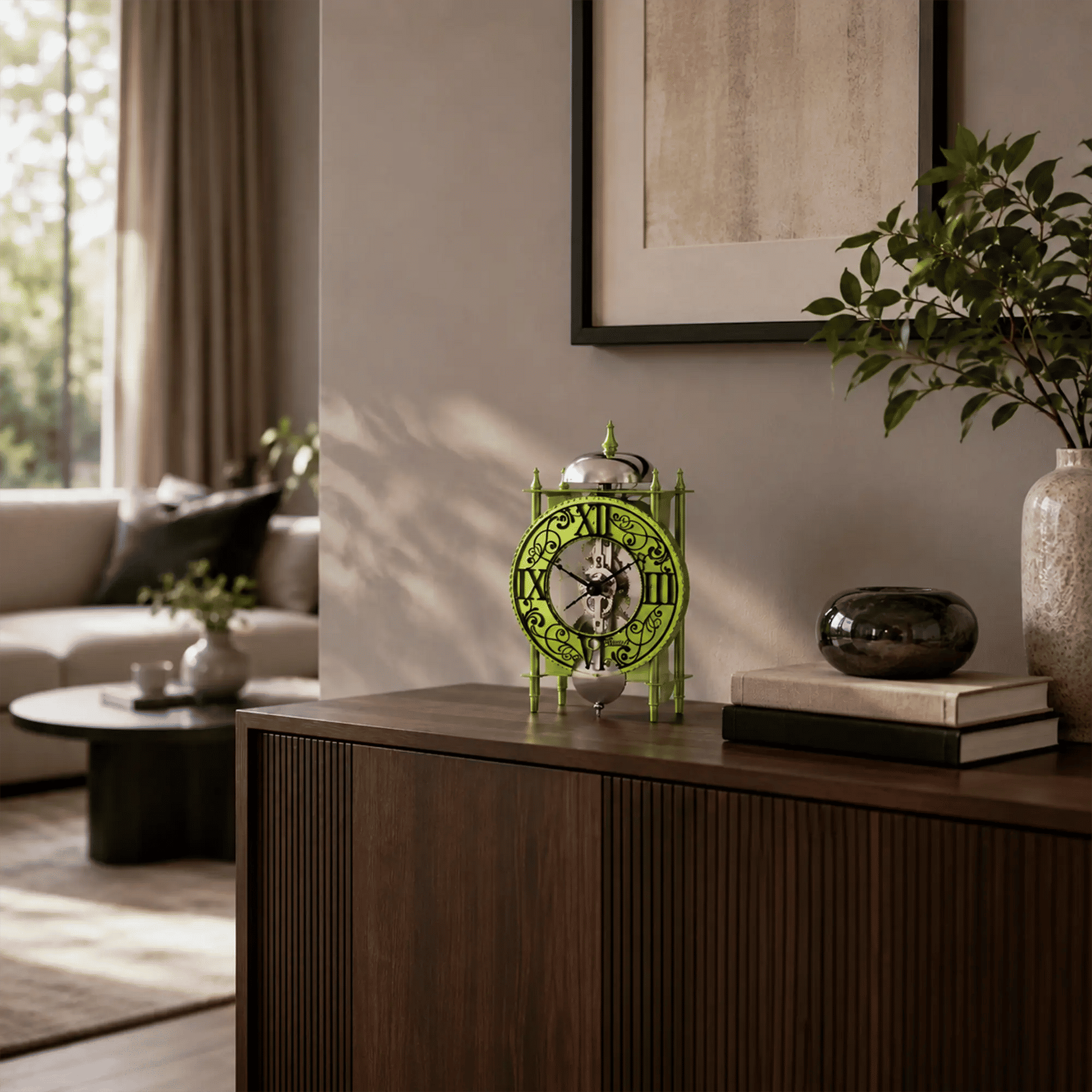 Reloj de mesa pequeño y verde con cúpula transparente y esfera romana sobre aparador
