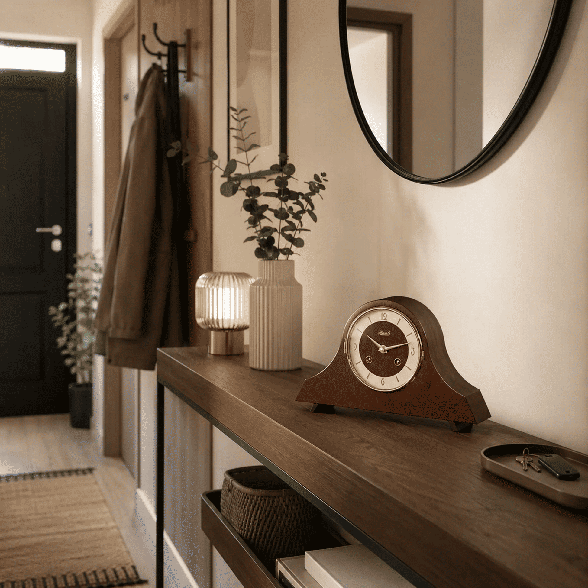 Reloj de mesa de madera con caja de madera marrón y esfera redonda, manecillas doradas