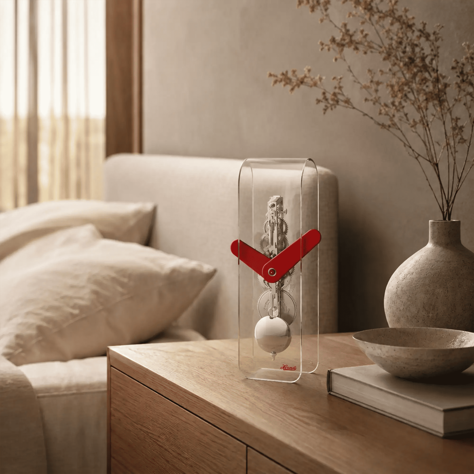Reloj de mesa en caja transparente con brazo de manecilla rojo y bola de péndulo