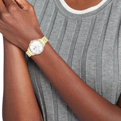 Tommy Hilfiger Damen-Armbanduhr am Handgelenk, mit goldenem Armband und hellem Zifferblatt
