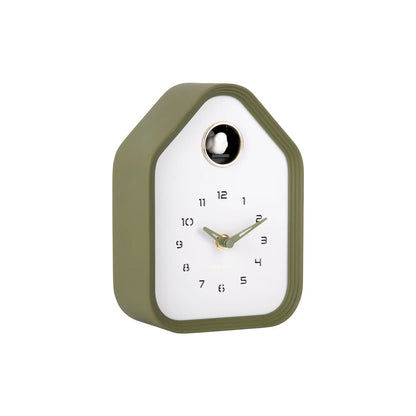 Wanduhr mit grünem Hausgehäuse, weißem Zifferblatt und goldfarbenen Zeigern