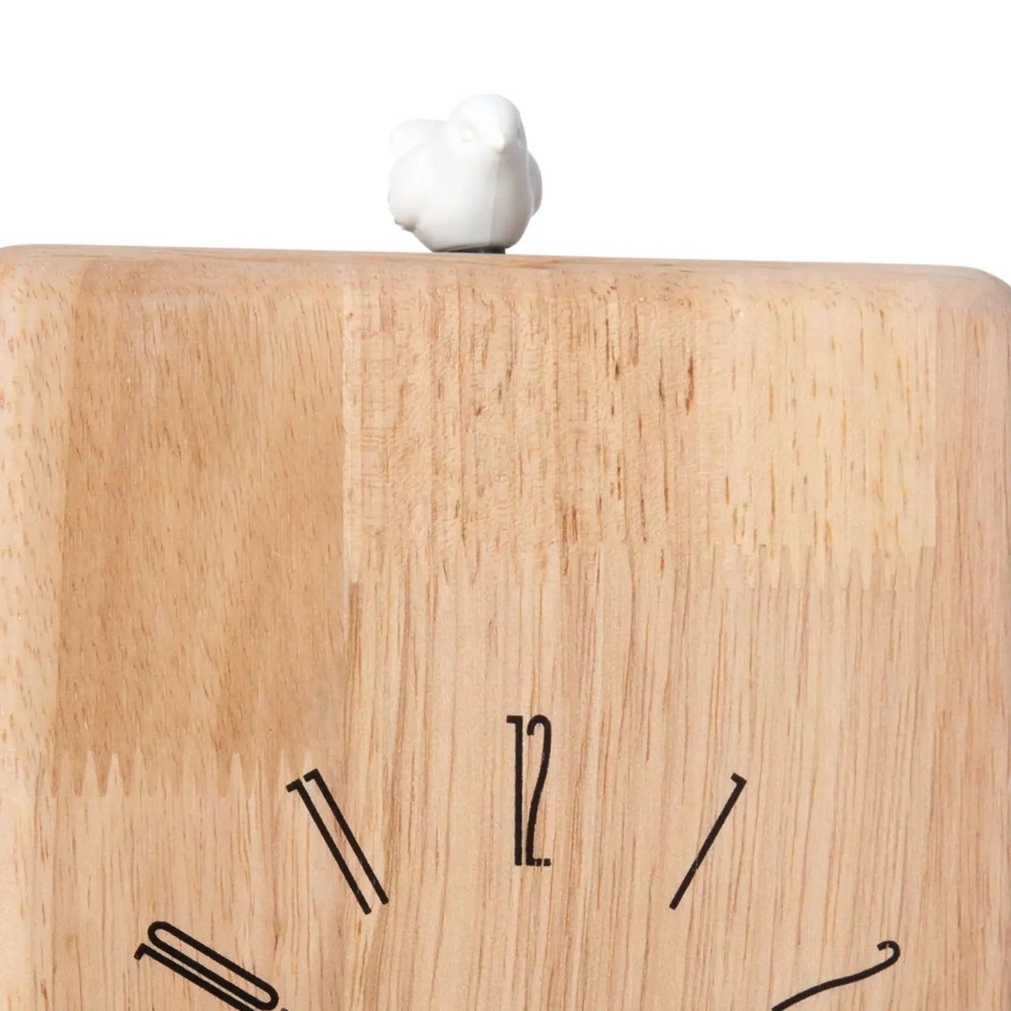 Nahansicht: Wanduhr aus hellem Holz mit schwarzer Ziffernmarkierung und Zeigern