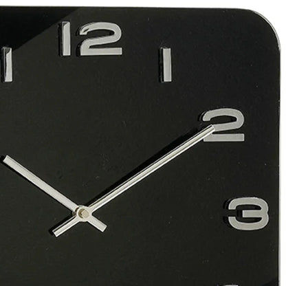 Nahaufnahme: Karlsson Wanduhr, schwarze Fläche mit silbernen Zeigern und Ziffer 2
