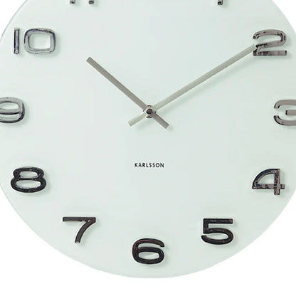 Nahaufnahme der Uhr: weißes Ziffernblatt mit arabischen Ziffern und silbernen Zeigern