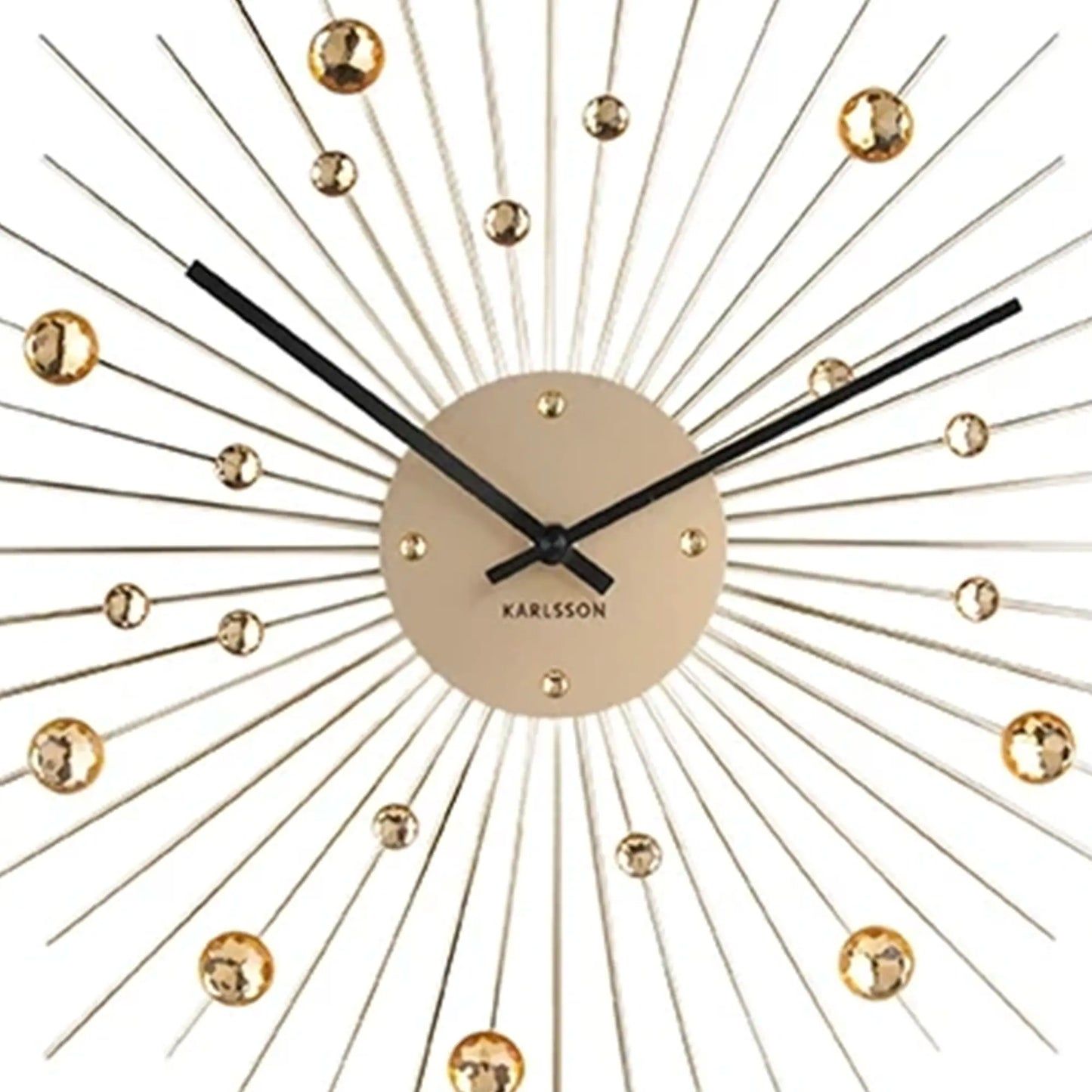Nahaufnahme: Karlsson Sunburst-Wanduhr mit goldener Ziffernplatte und Kugeln