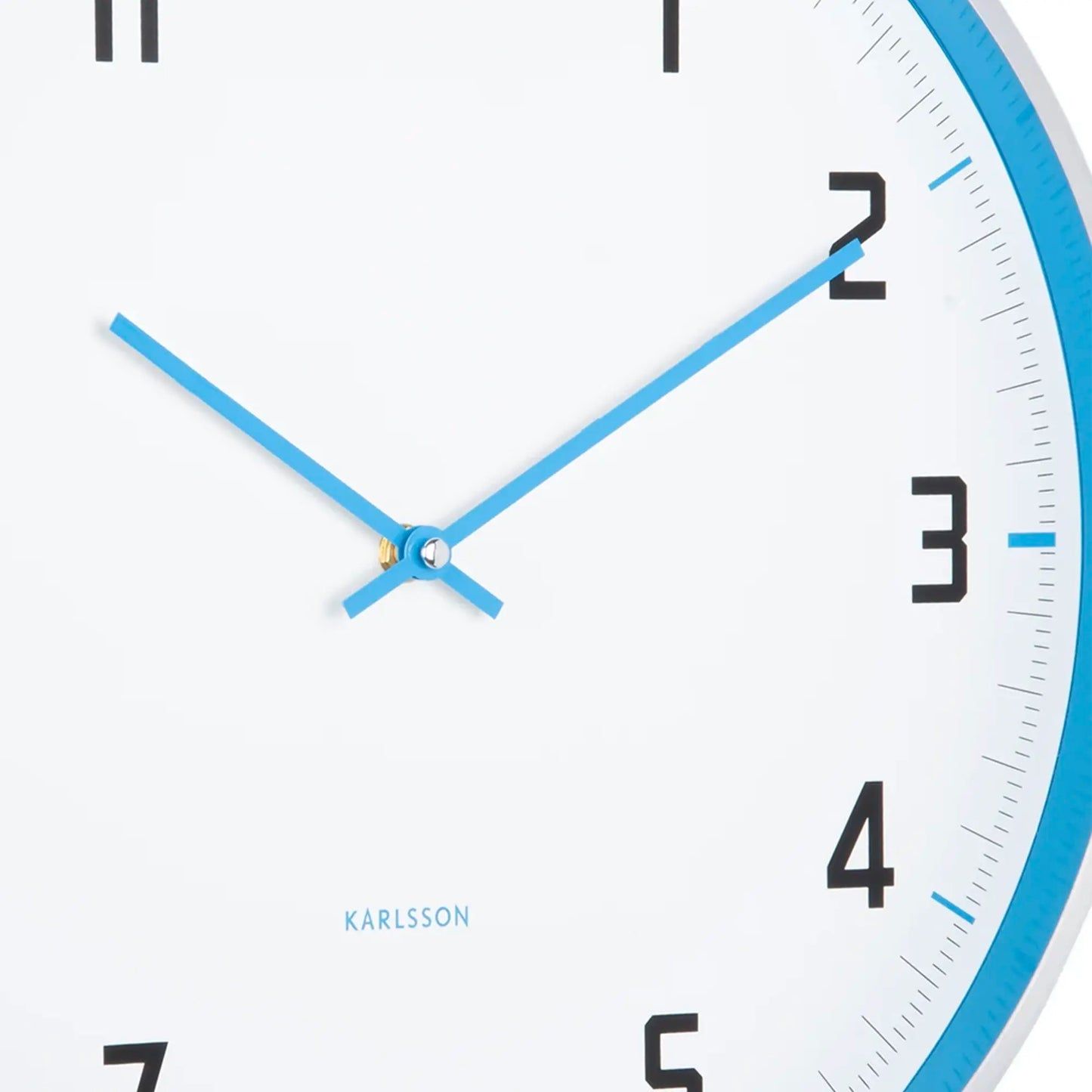 Detailansicht Wanduhr Karlsson: blaue Zeiger, schwarze Ziffern und hellblauer Rand