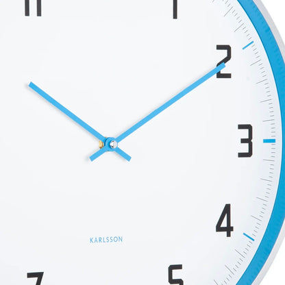 Detailansicht Wanduhr Karlsson: blaue Zeiger, schwarze Ziffern und hellblauer Rand