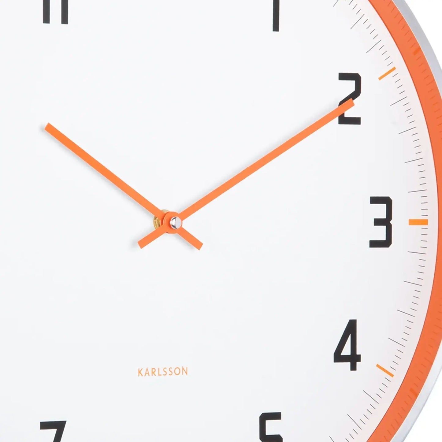 Karlsson Sporty Wanduhr-Zeiger: orangefarbene Zeiger auf weißem Zifferblatt im Nahdetail