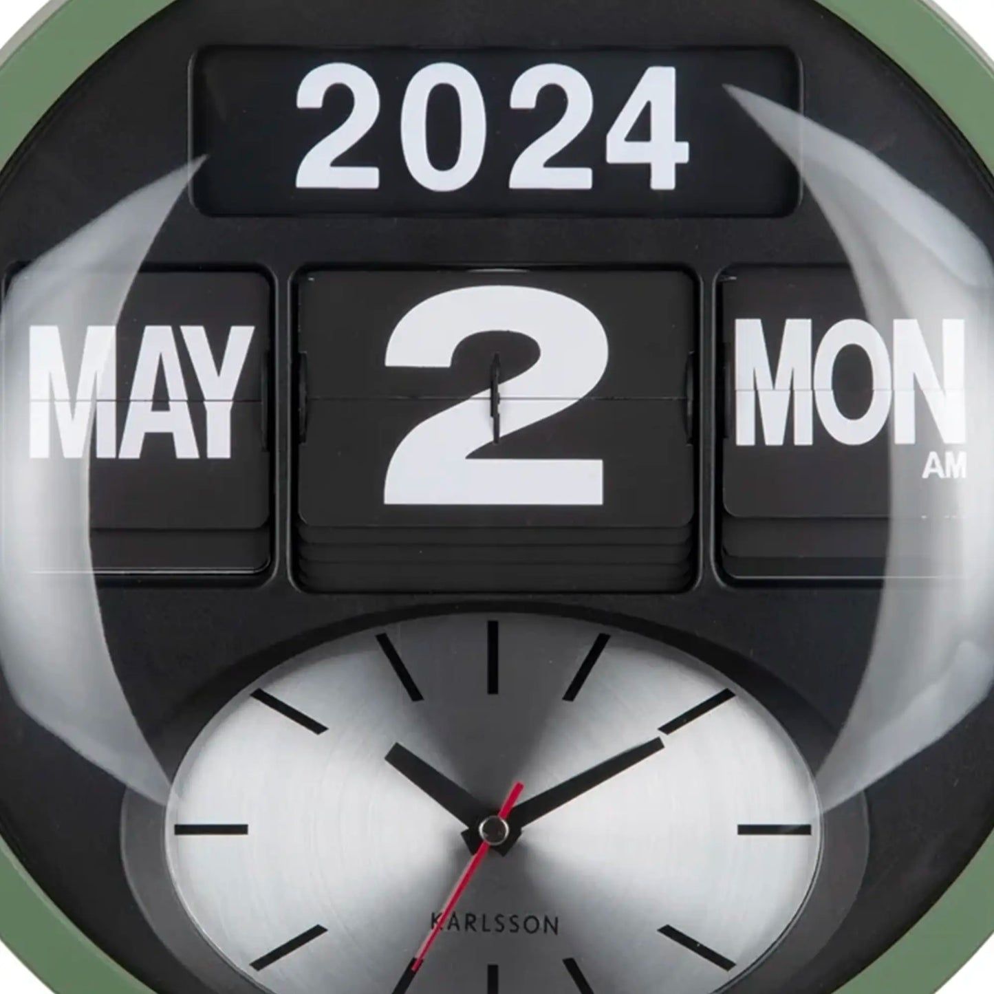 Wanduhr mit Klappzahlen 2024, großes Feld „2“ und Uhrzeigern