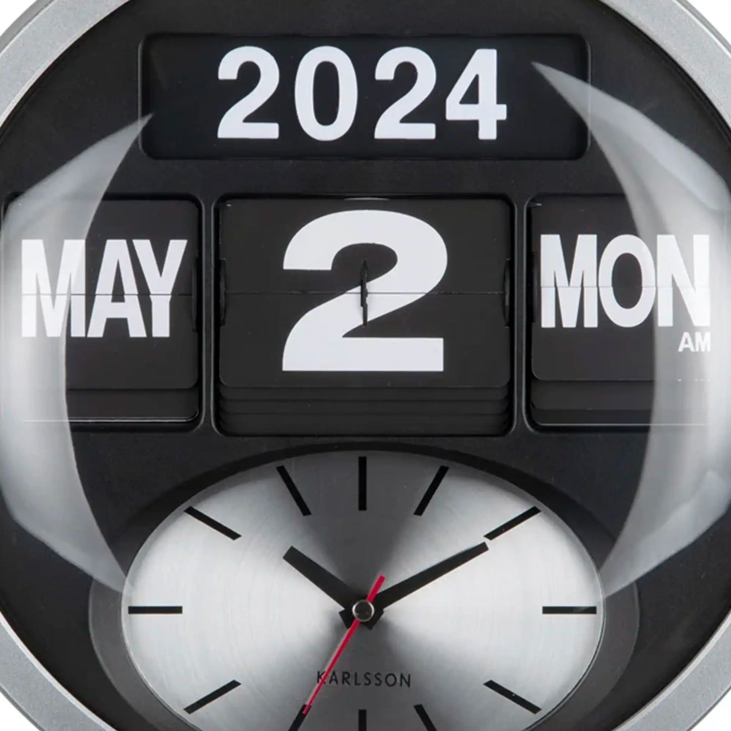 Großaufnahme der Wanduhr: 2024, Mai und Montag auf schwarzer Flip-Kalenderfläche