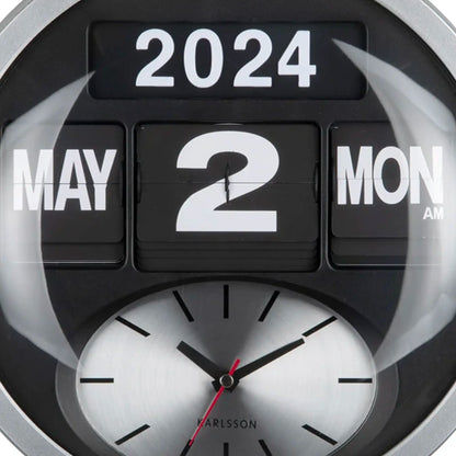 Großaufnahme der Wanduhr: 2024, Mai und Montag auf schwarzer Flip-Kalenderfläche