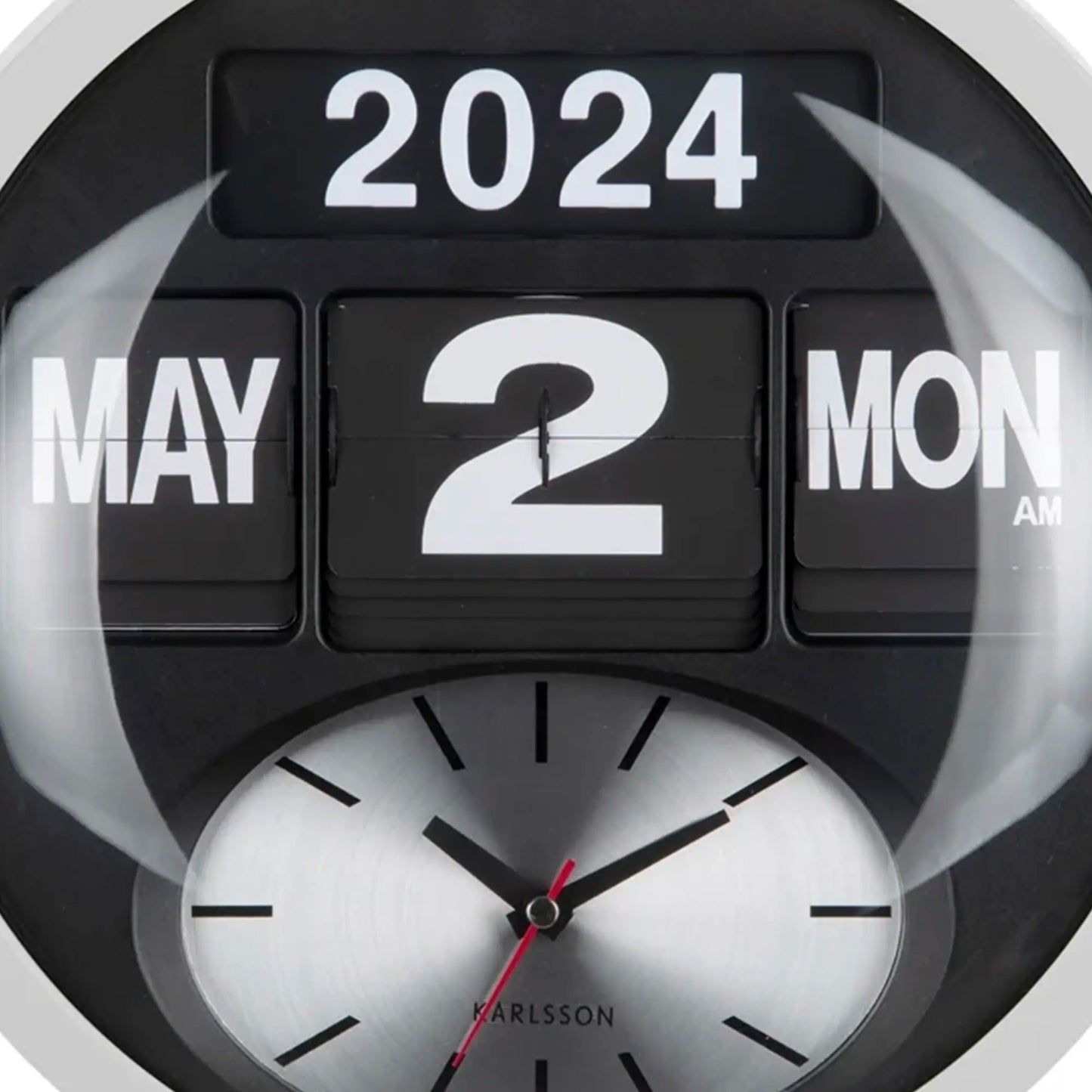 Nahaufnahme Wanduhr: Klappzahlen 2024, MAY 2, MON und analoges Zifferblatt mit Zeigern