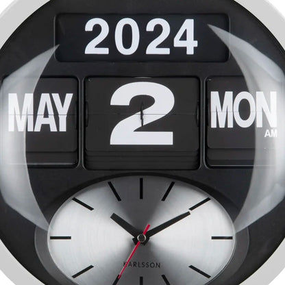 Nahaufnahme Wanduhr: Klappzahlen 2024, MAY 2, MON und analoges Zifferblatt mit Zeigern