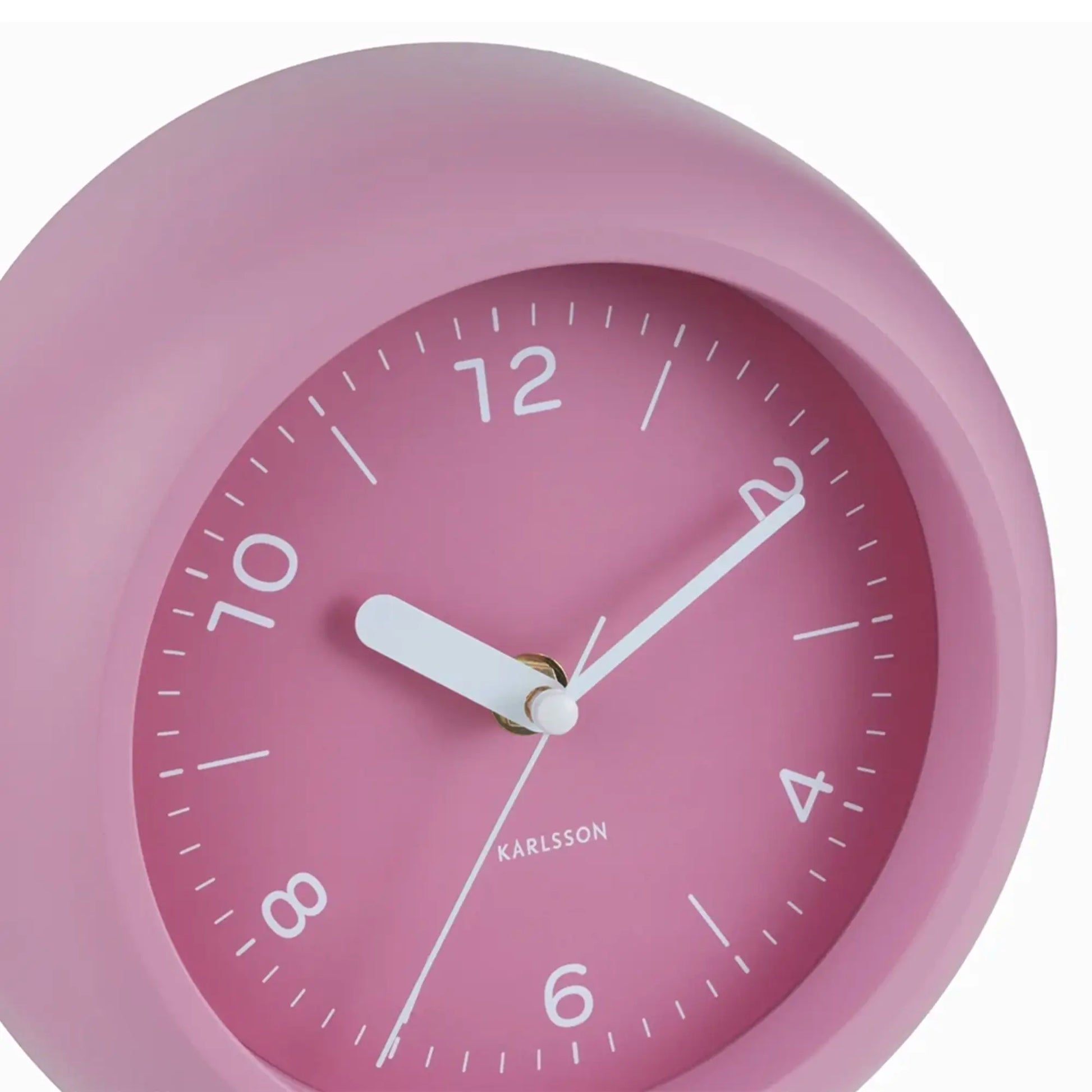 Nahaufnahme der rosafarbenen Wanduhr mit weißen Zeigern und 12-/6‑Anzeige