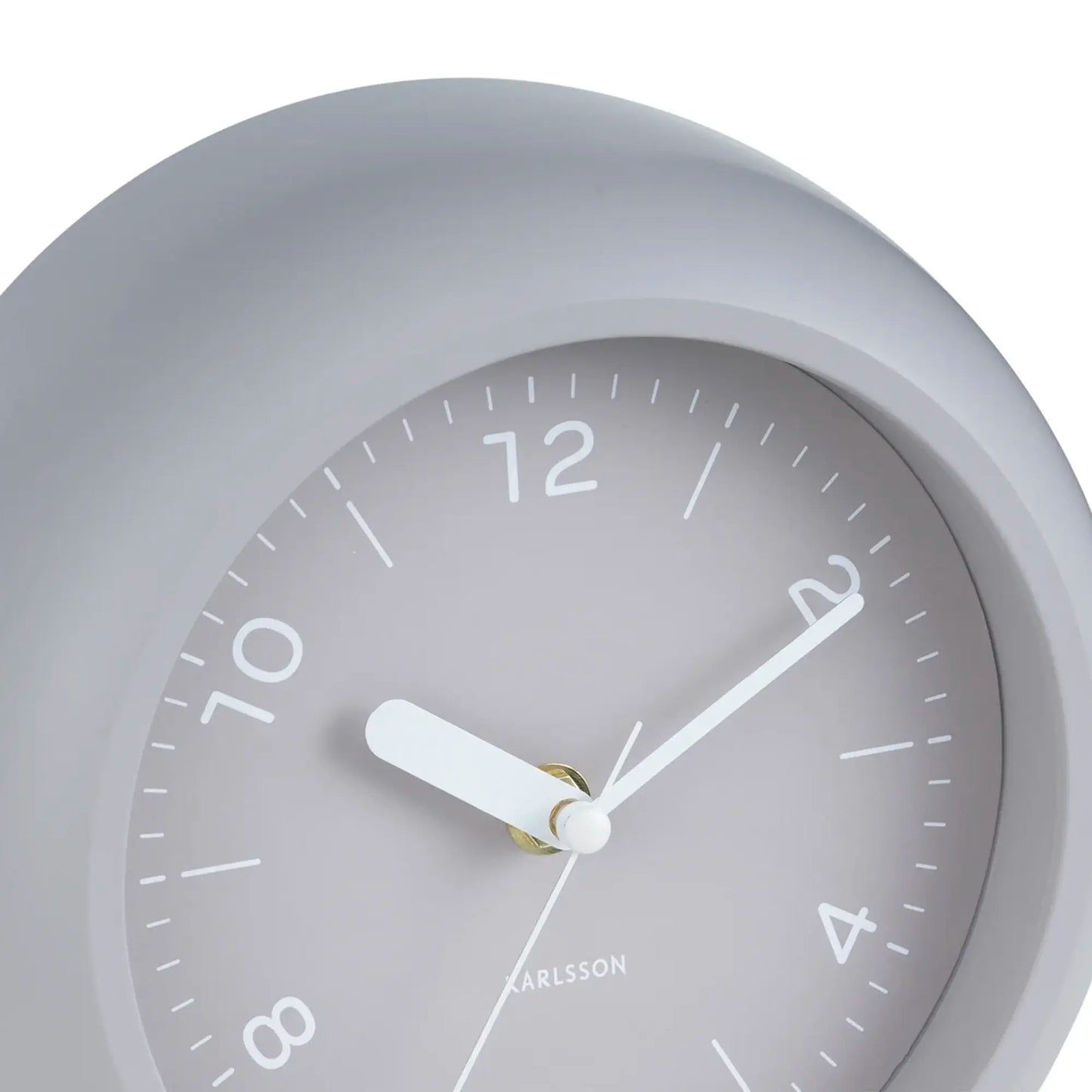Wanduhr-Ziffernblatt im Nahbereich: warmgraues Gehäuse, 12er-Anzeige und weiße Zeiger